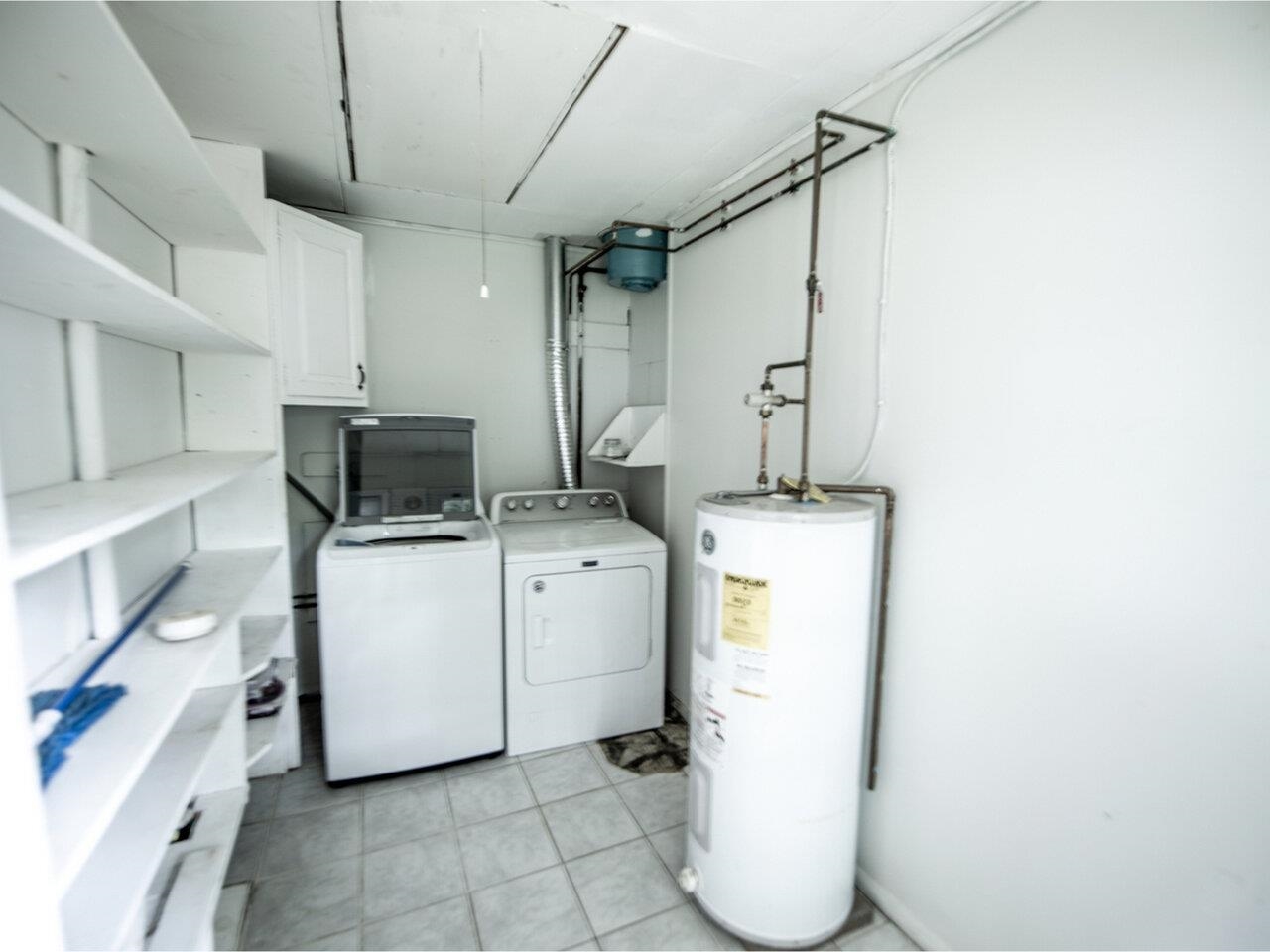 Utility room with washer/dryer