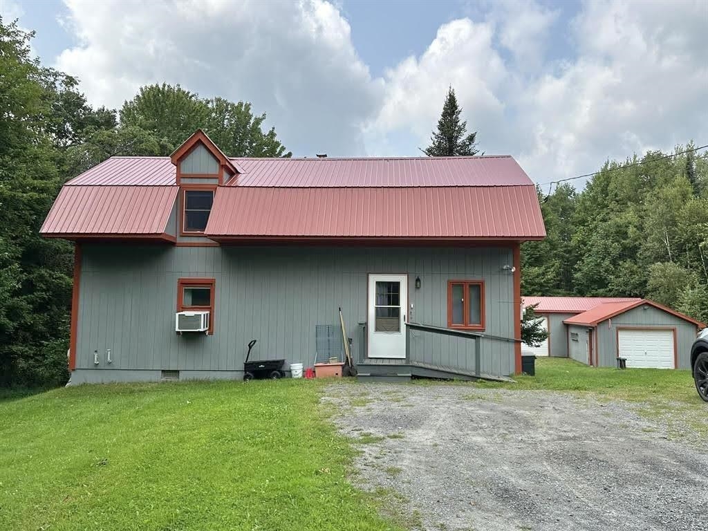 Oversized heated garage with Power