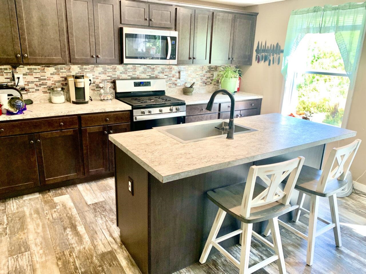 Cooks Kitchen with Island Sink