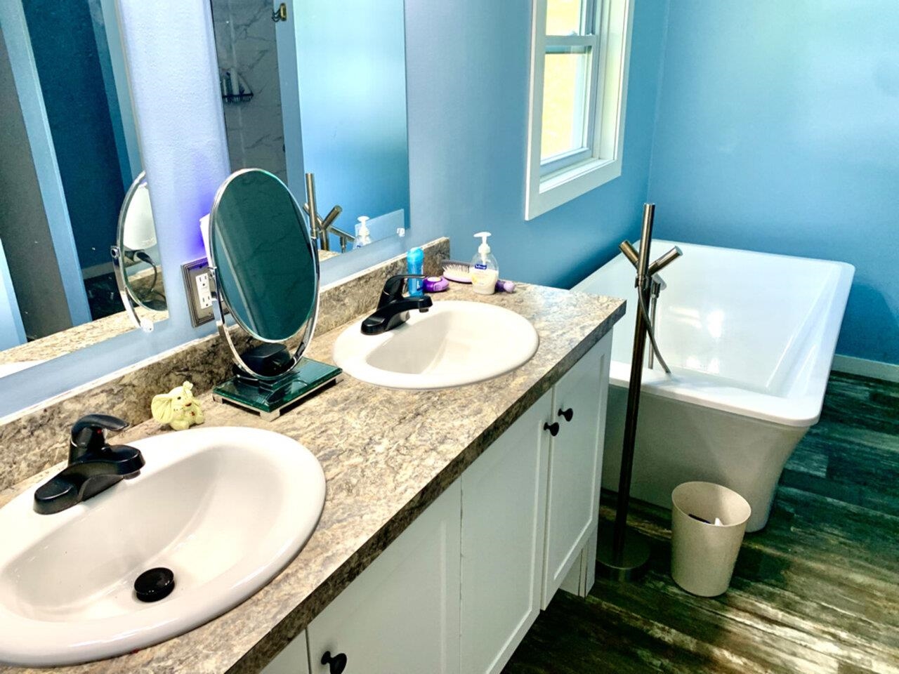 Double Sinks & Soaking Tub