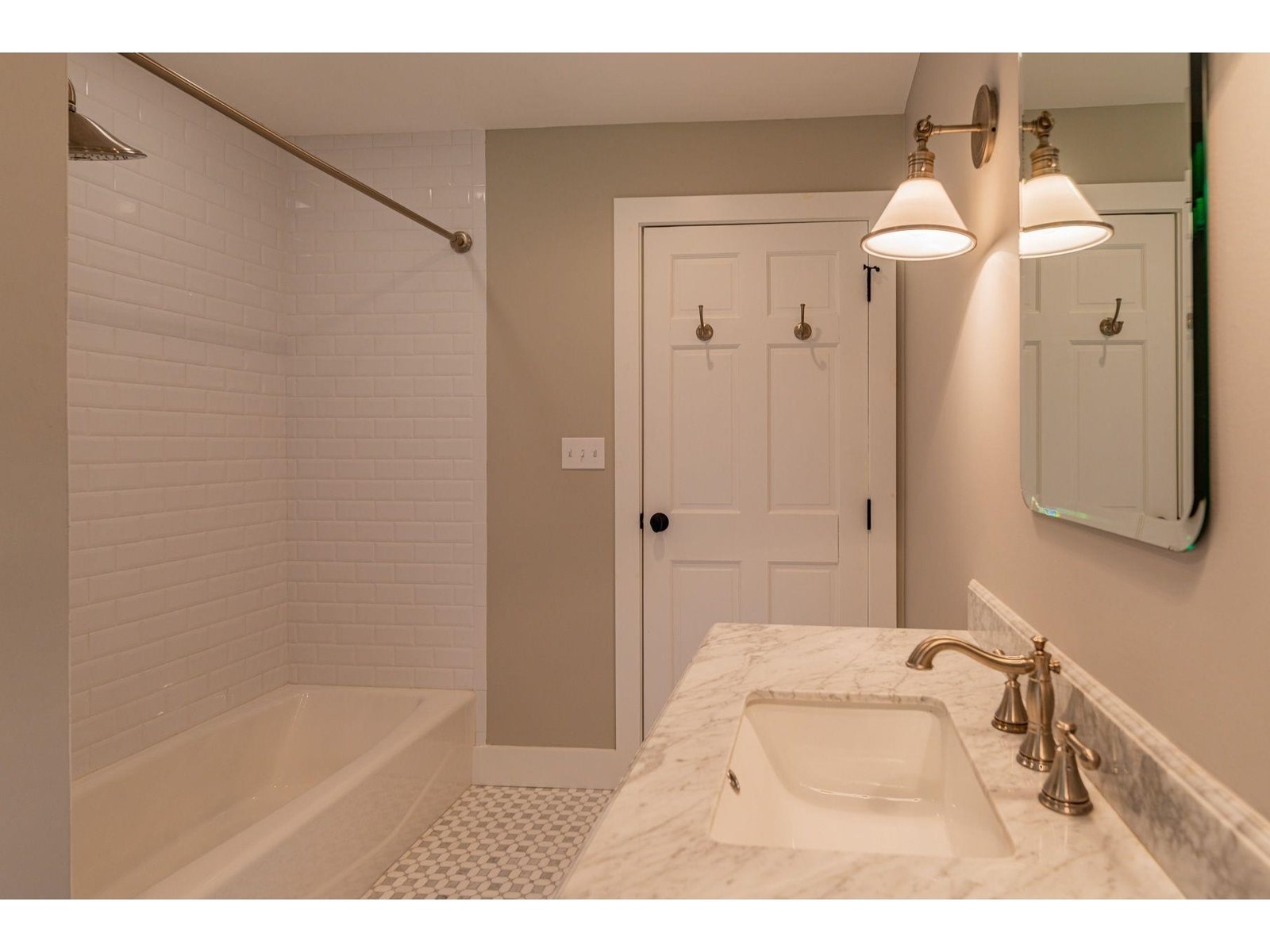 Guest Bath Tiled Tub/Shower