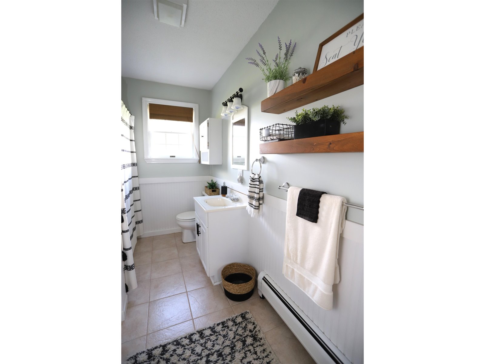 Full Bathrom w/ Laundry (lower level)