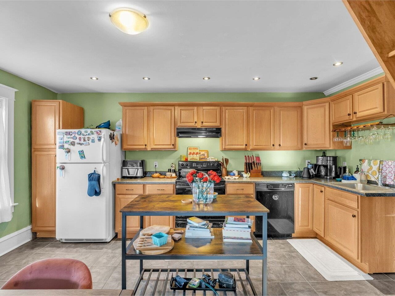 Fully updated eat-in kitchen