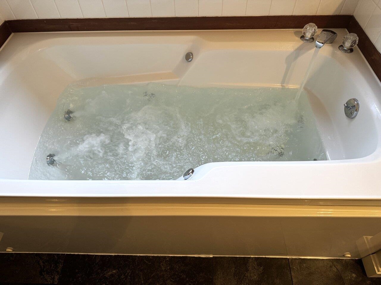 First Floor Suite Jacuzzi