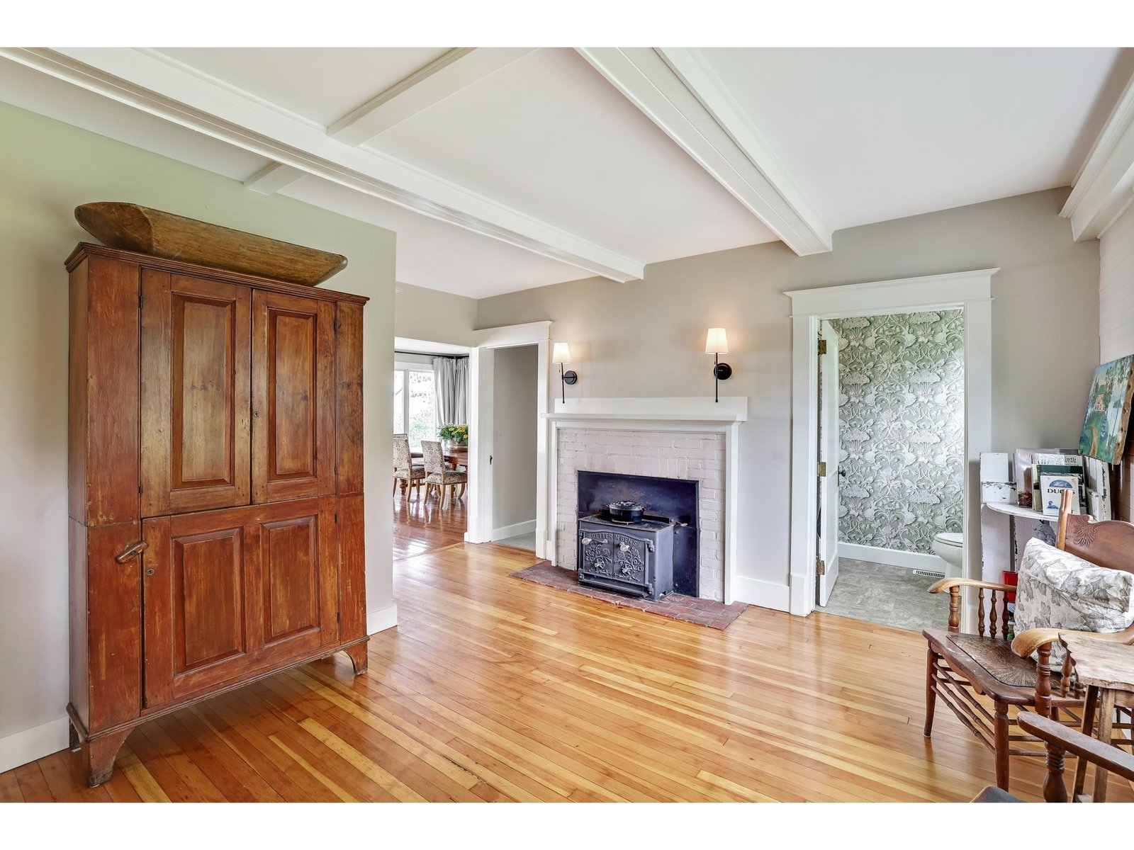 Inviting entrance foyer