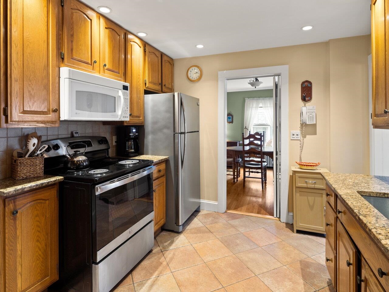 Tile floor, granite counters