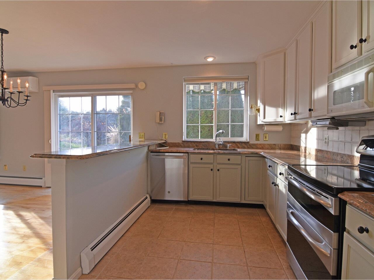 Kitchen with breakfast bar