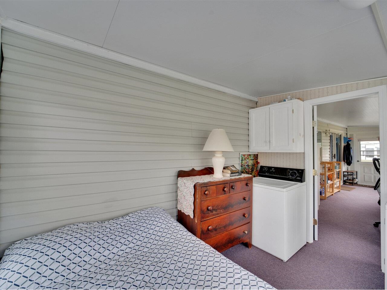 Bonus room with laundry