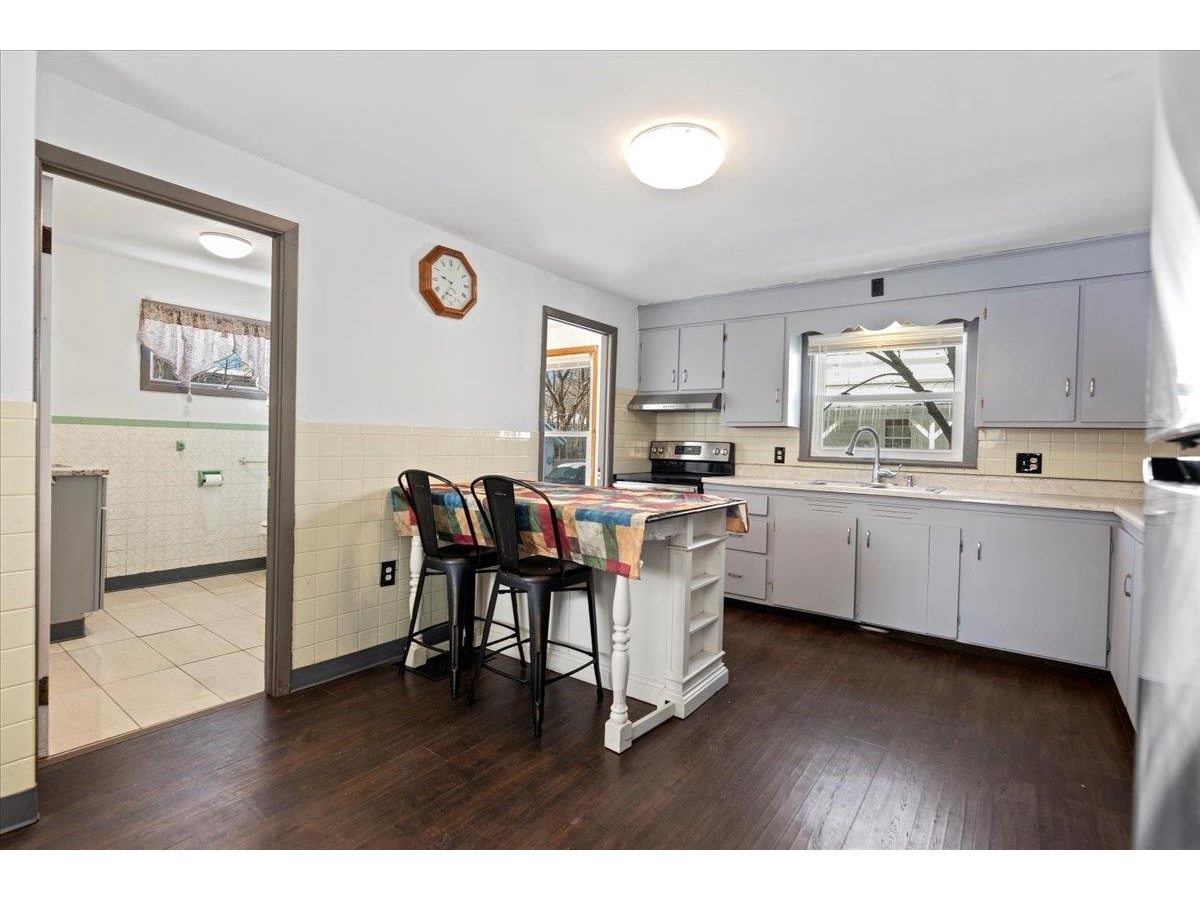 Spacious eat-in kitchen