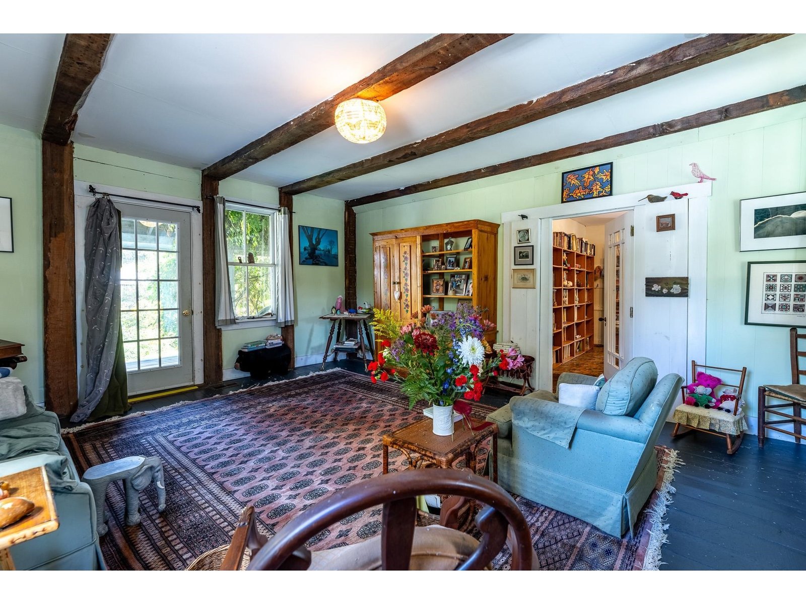 Spacious eat-in kitchen