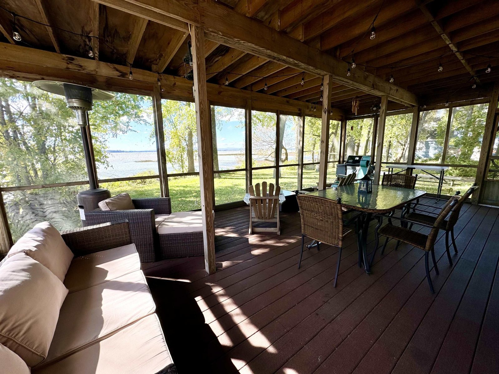 Expansive screened in deck