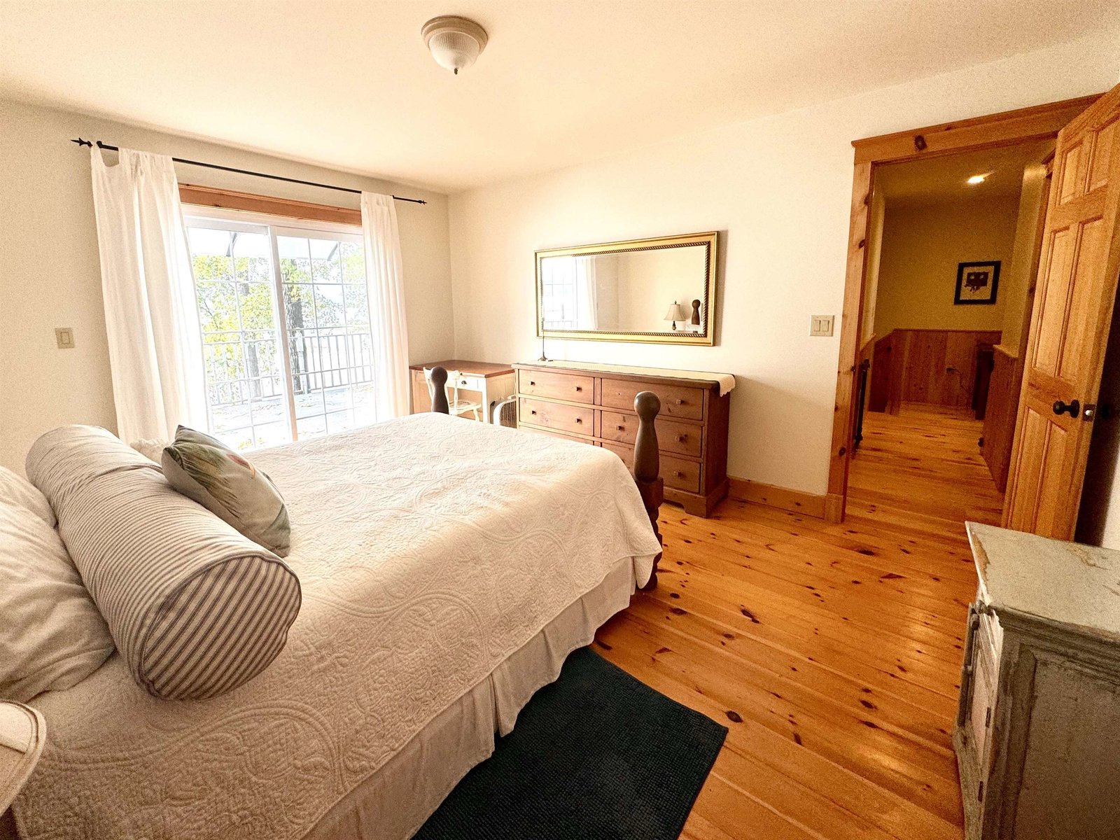 Primary bedroom - facing the lake