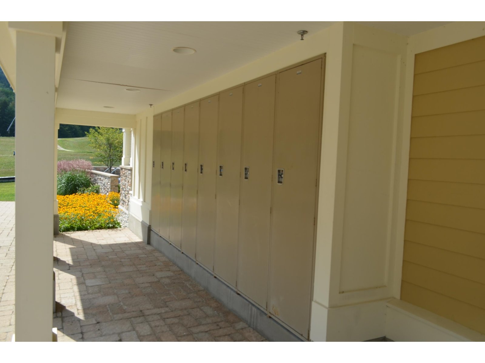 Outdoor ski locker