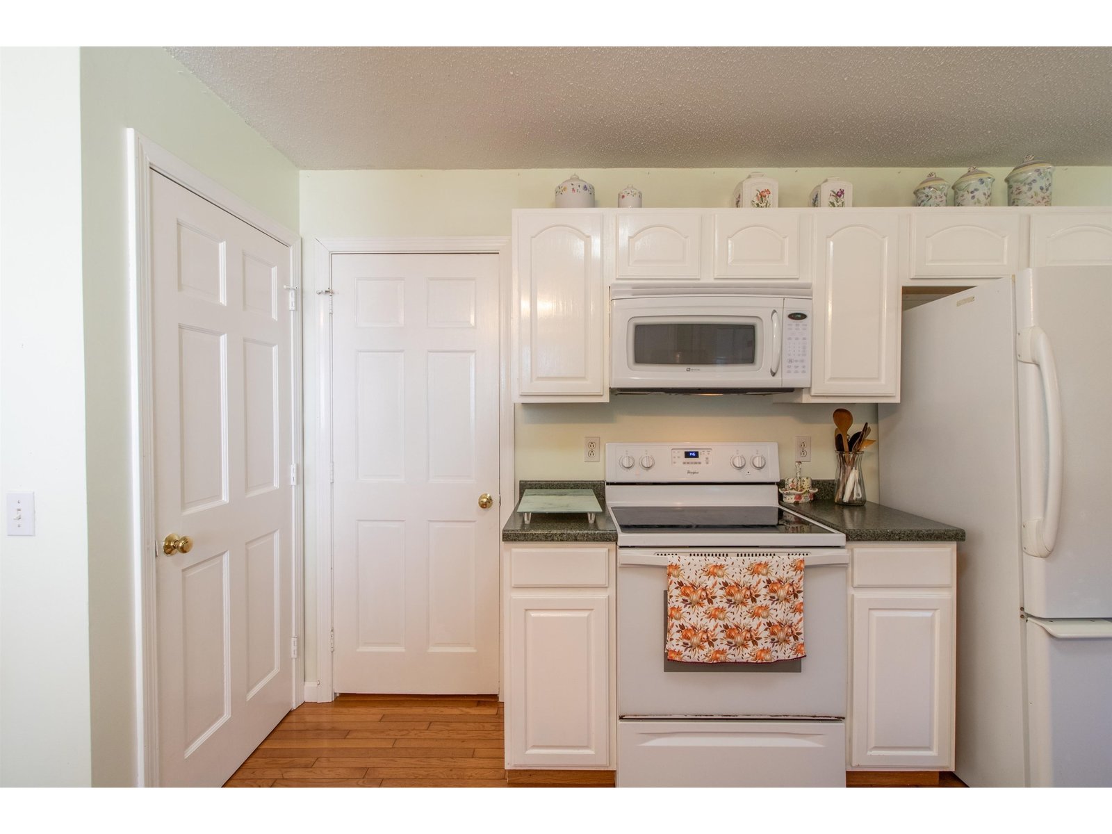 3 bay sink in commercial kitchen