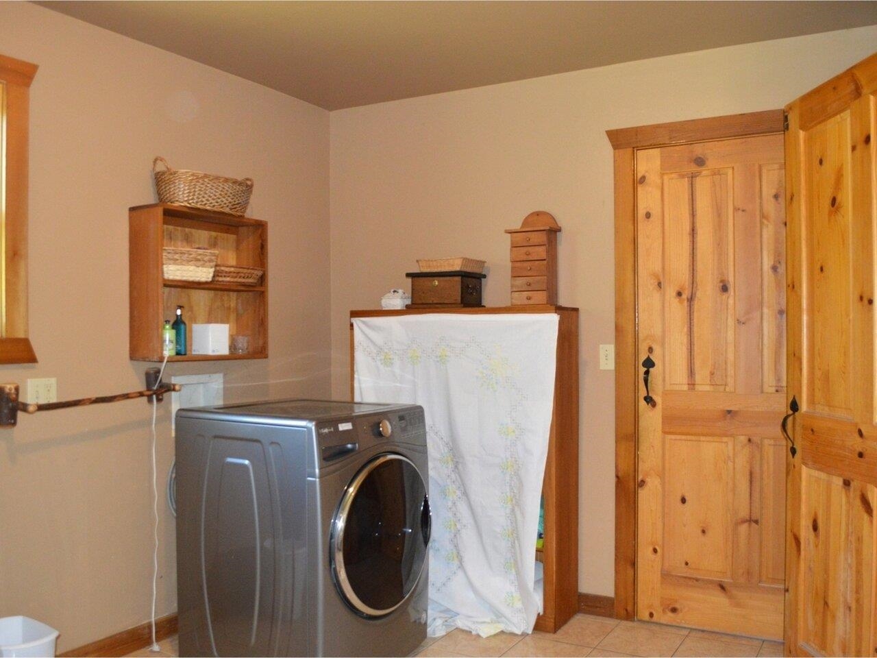 En Suite Bath w/ Washer