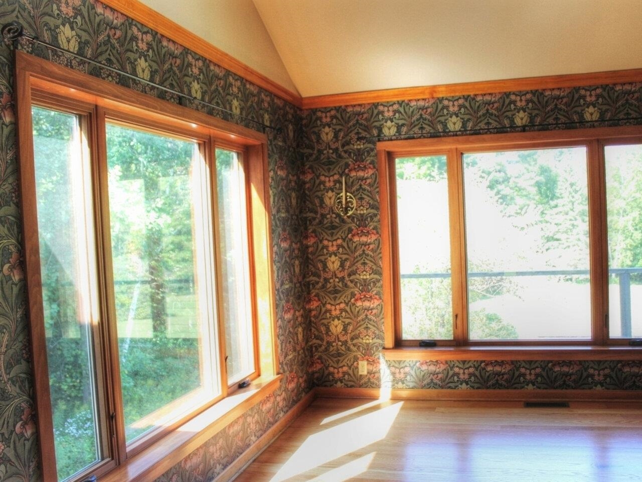 Dining room w/vaulted ceiling