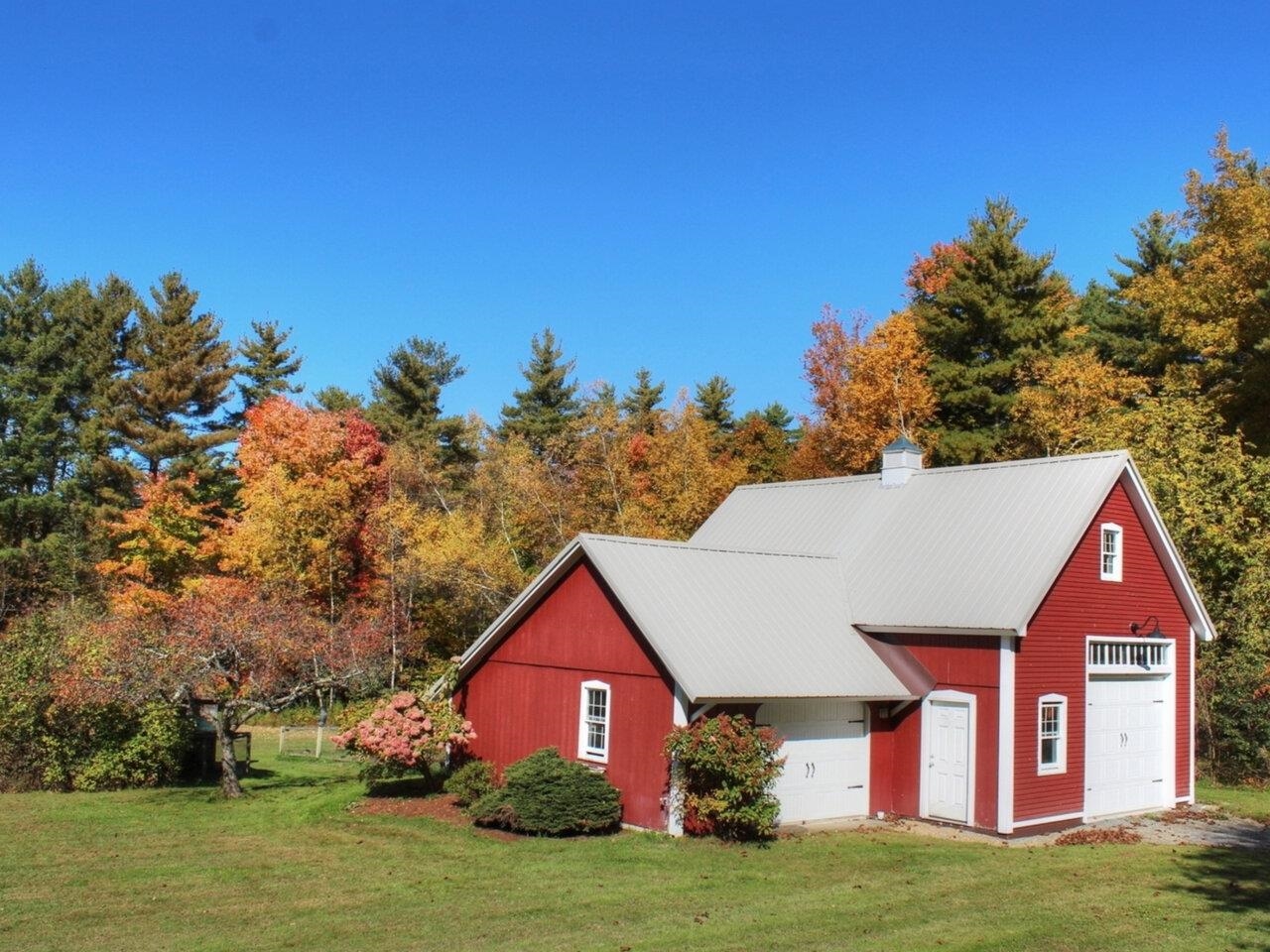 3-bay barn w/power & storage