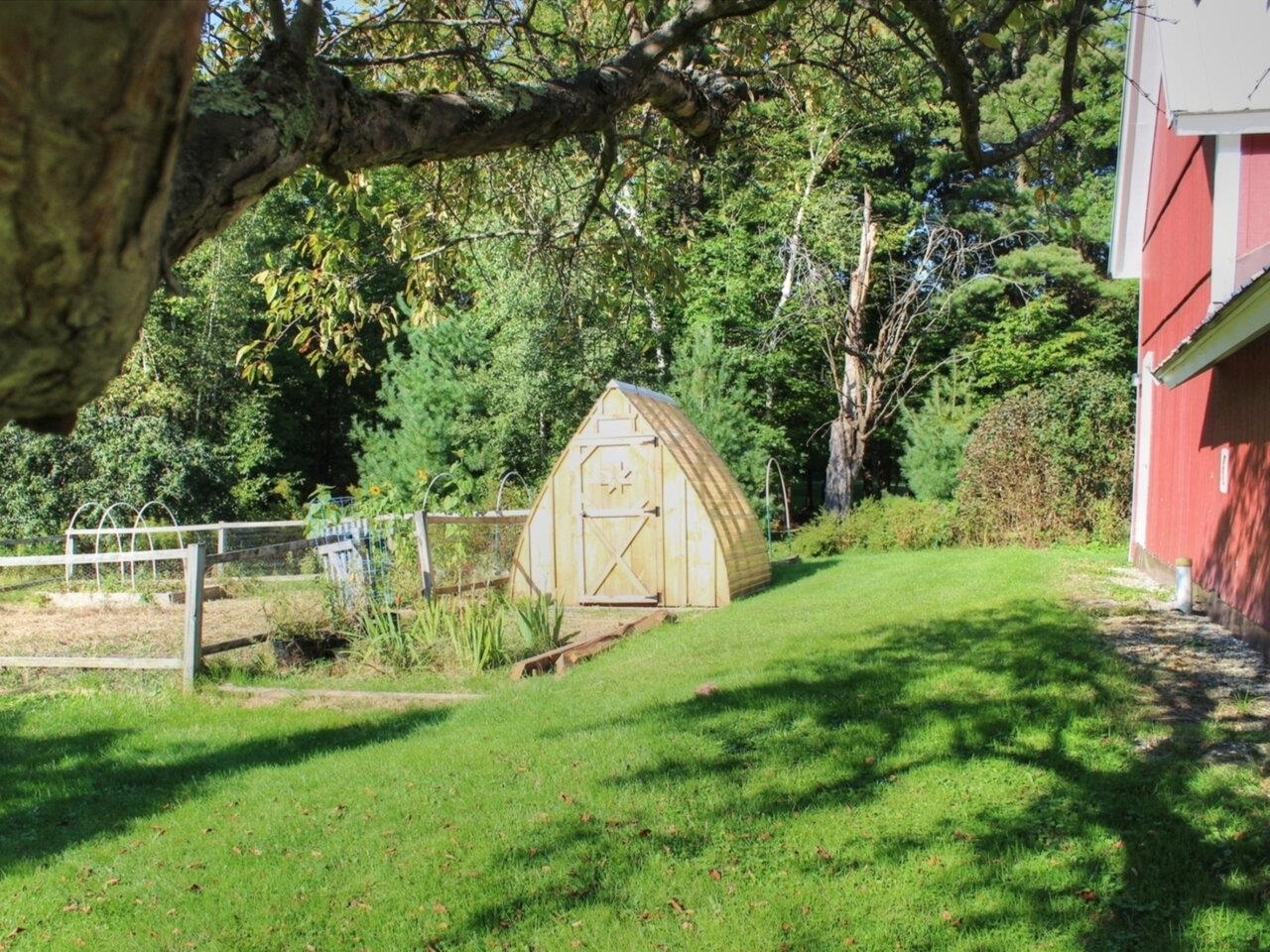 New greenhouse, fenced garden