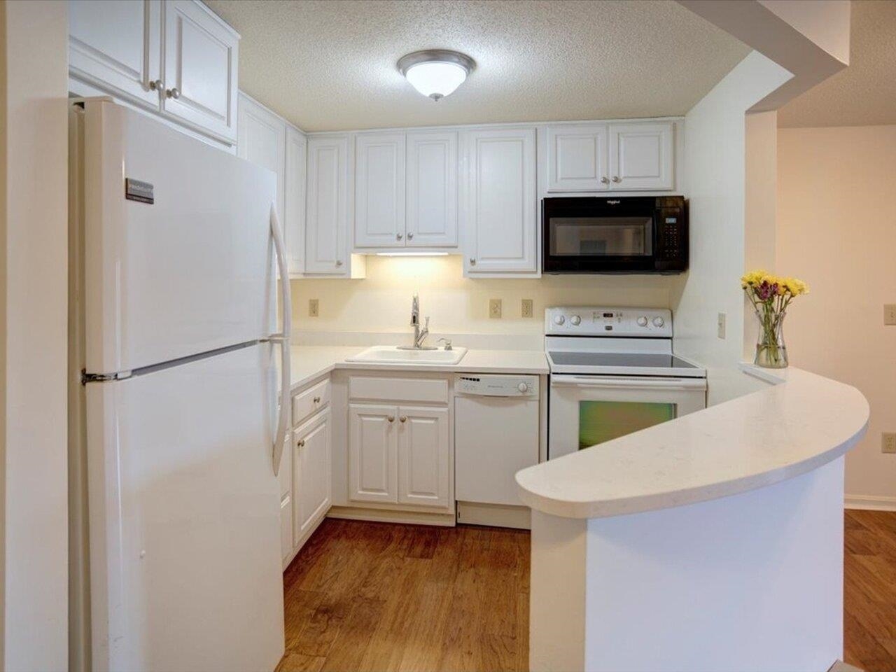 Kitchen w/ quartz countertops