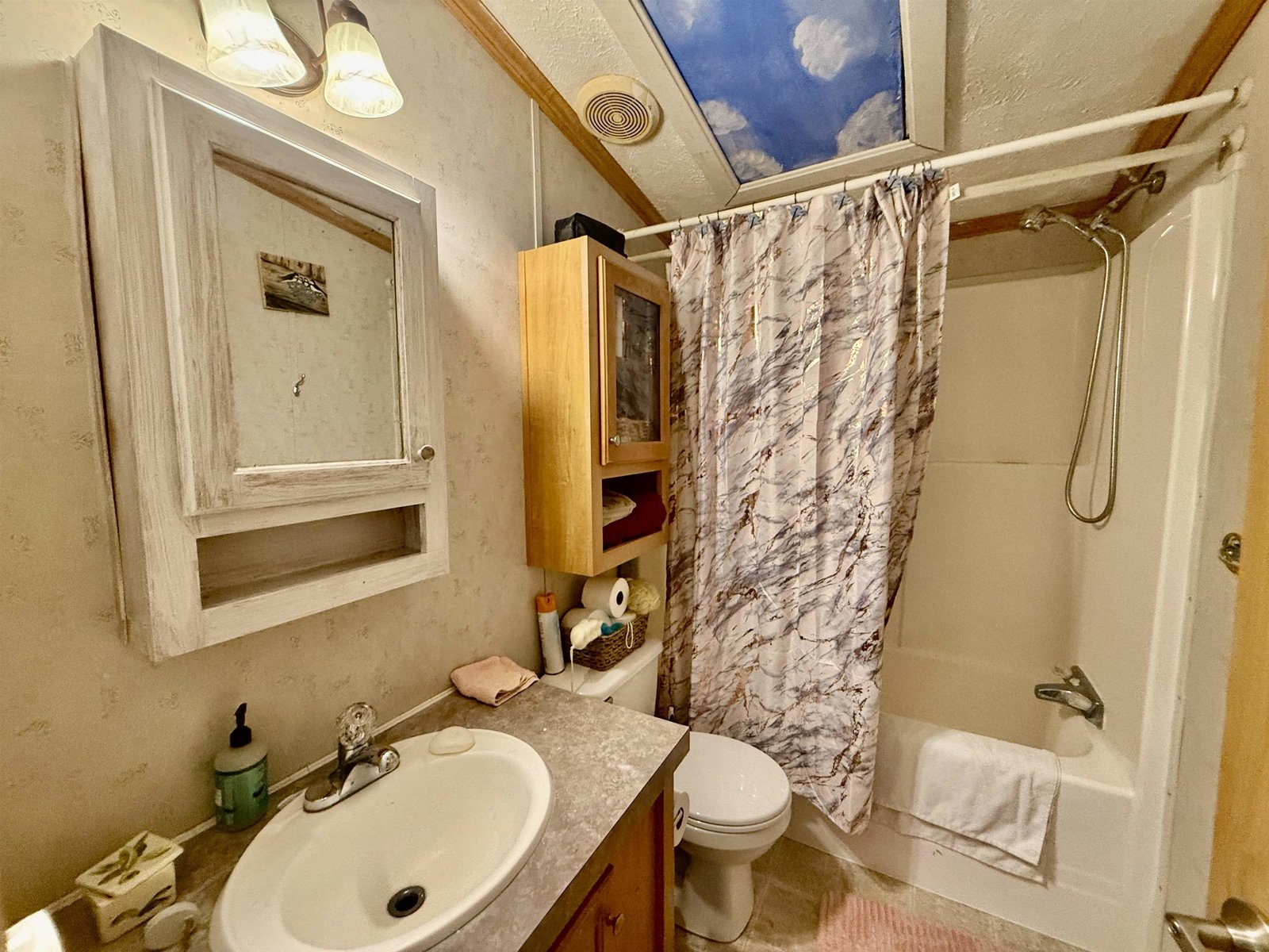 2nd Full Bath (between two bedrooms)