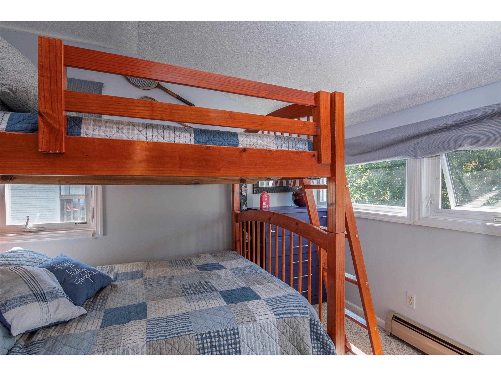 Spacious bunk set