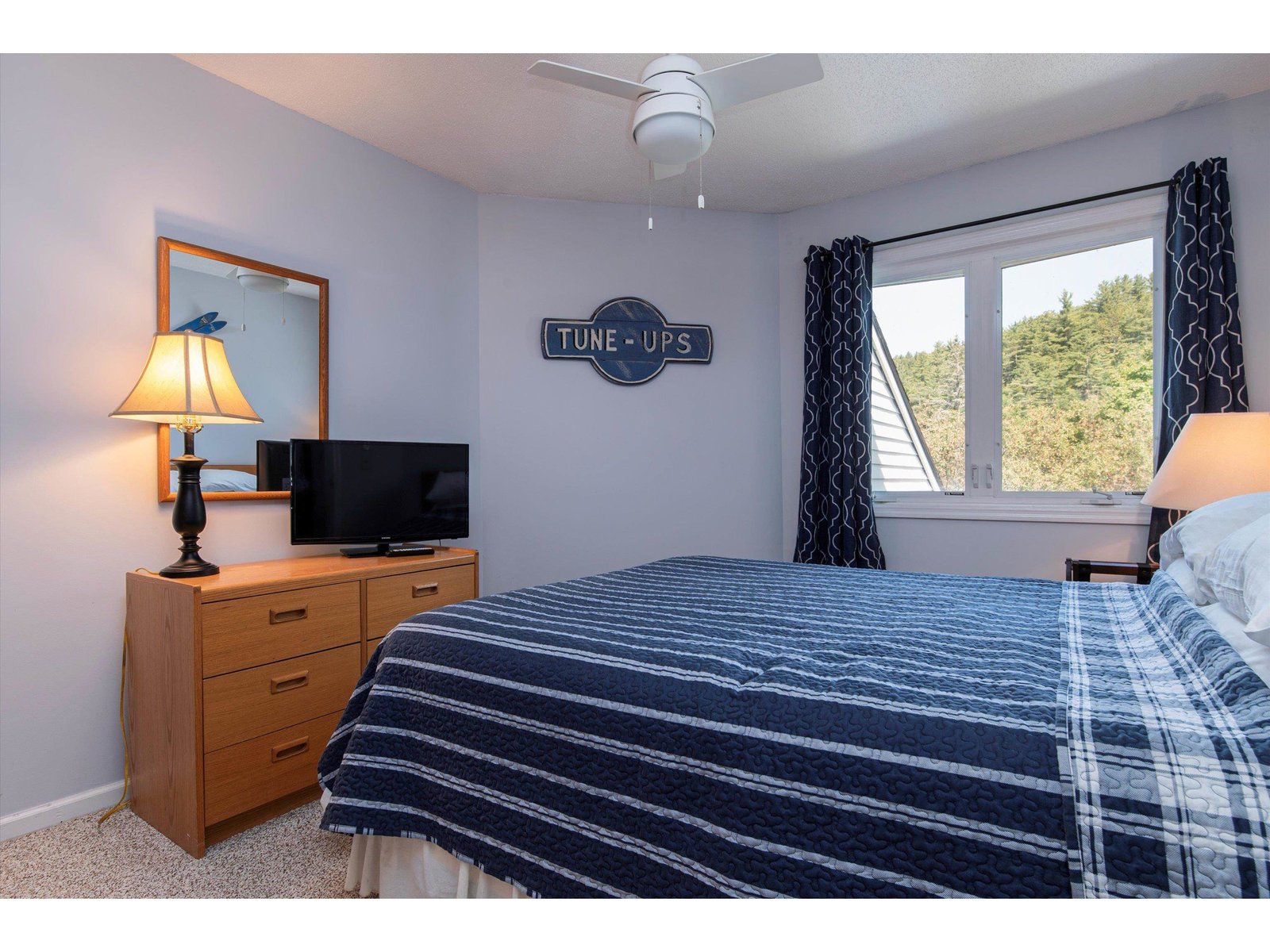 Guest bedroom with ceiling fan