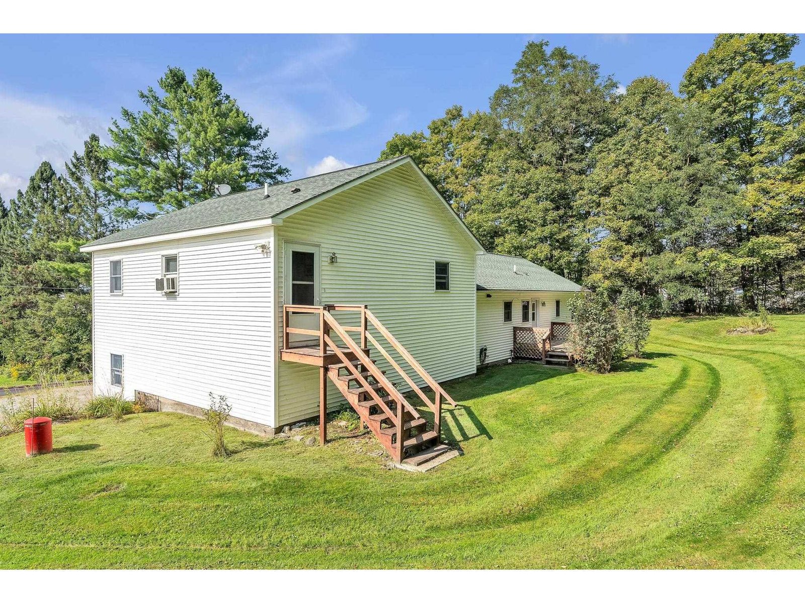 Private entrance w/ mudroom to apt. above garage