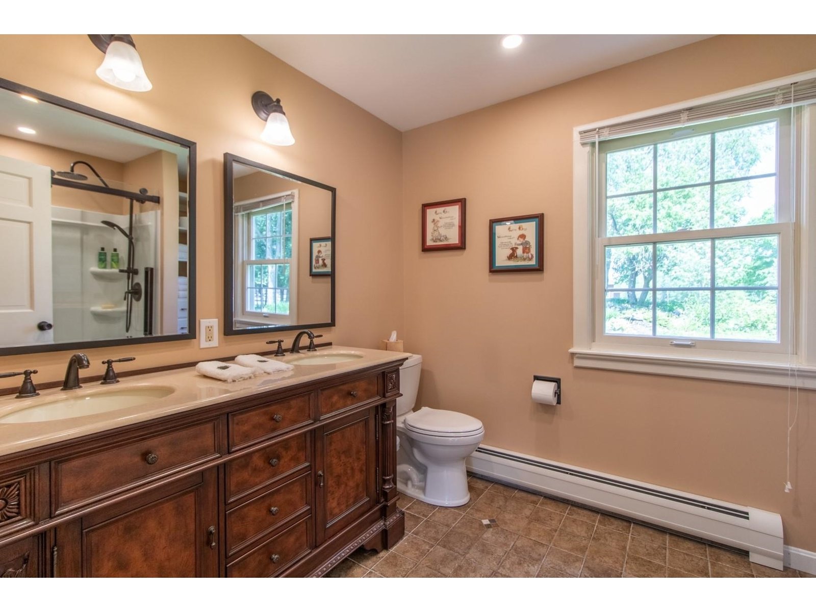 Main Floor en suite bathroom