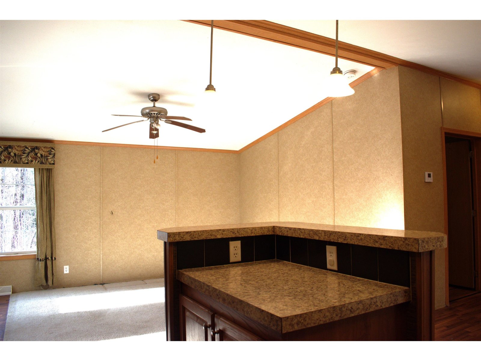 Kitchen island/breakfast bar