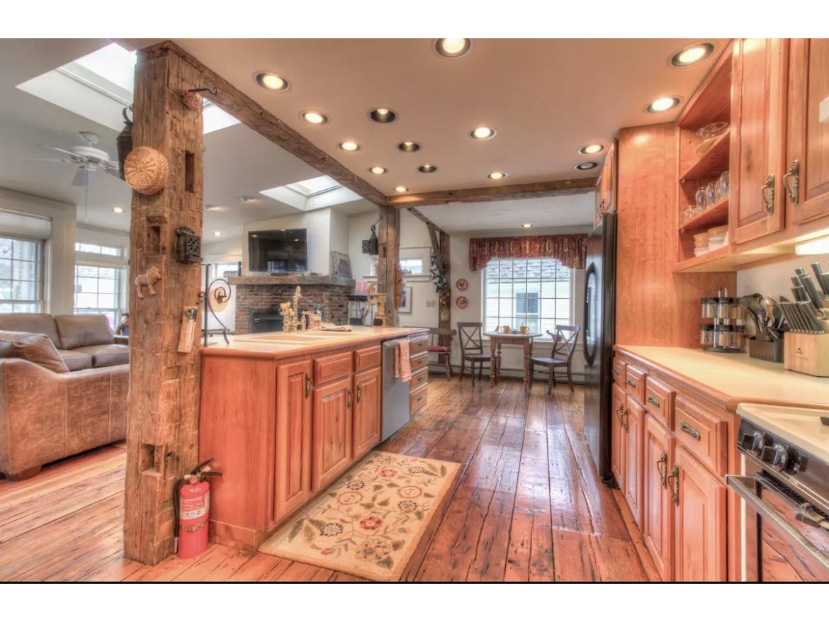 Looking towards the breakfast nook. Coffee?