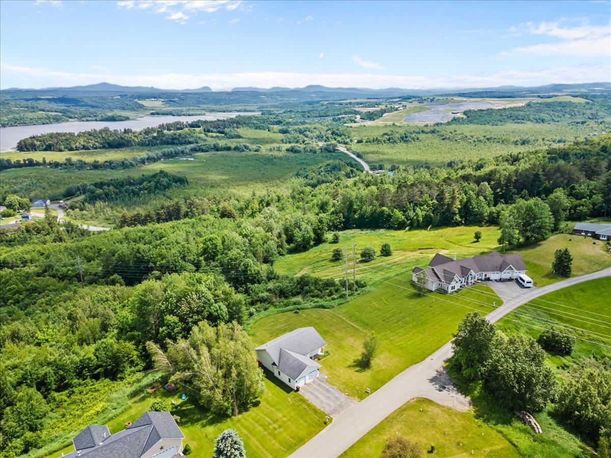 435 Memphremagog View