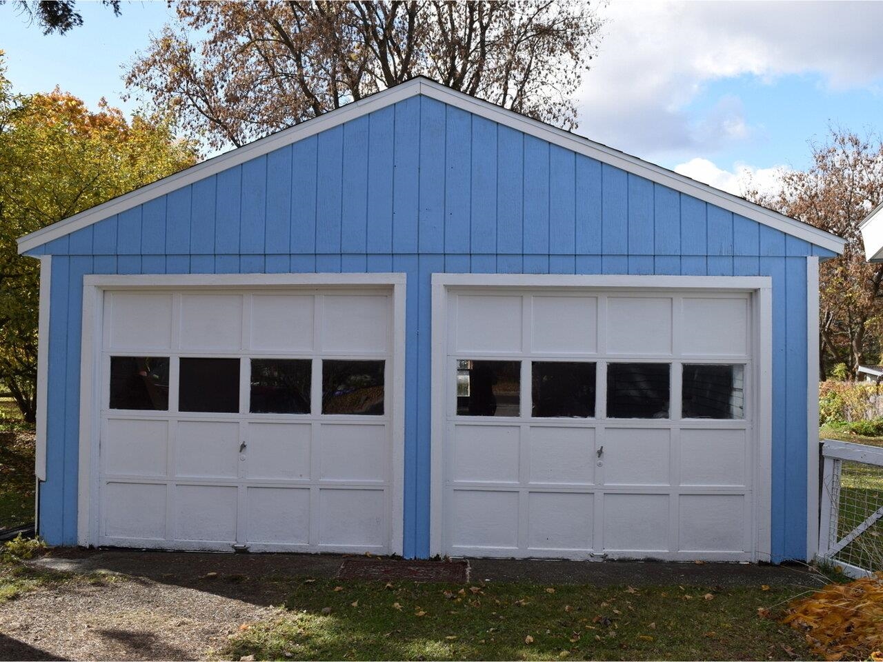 Detached 2-car garage