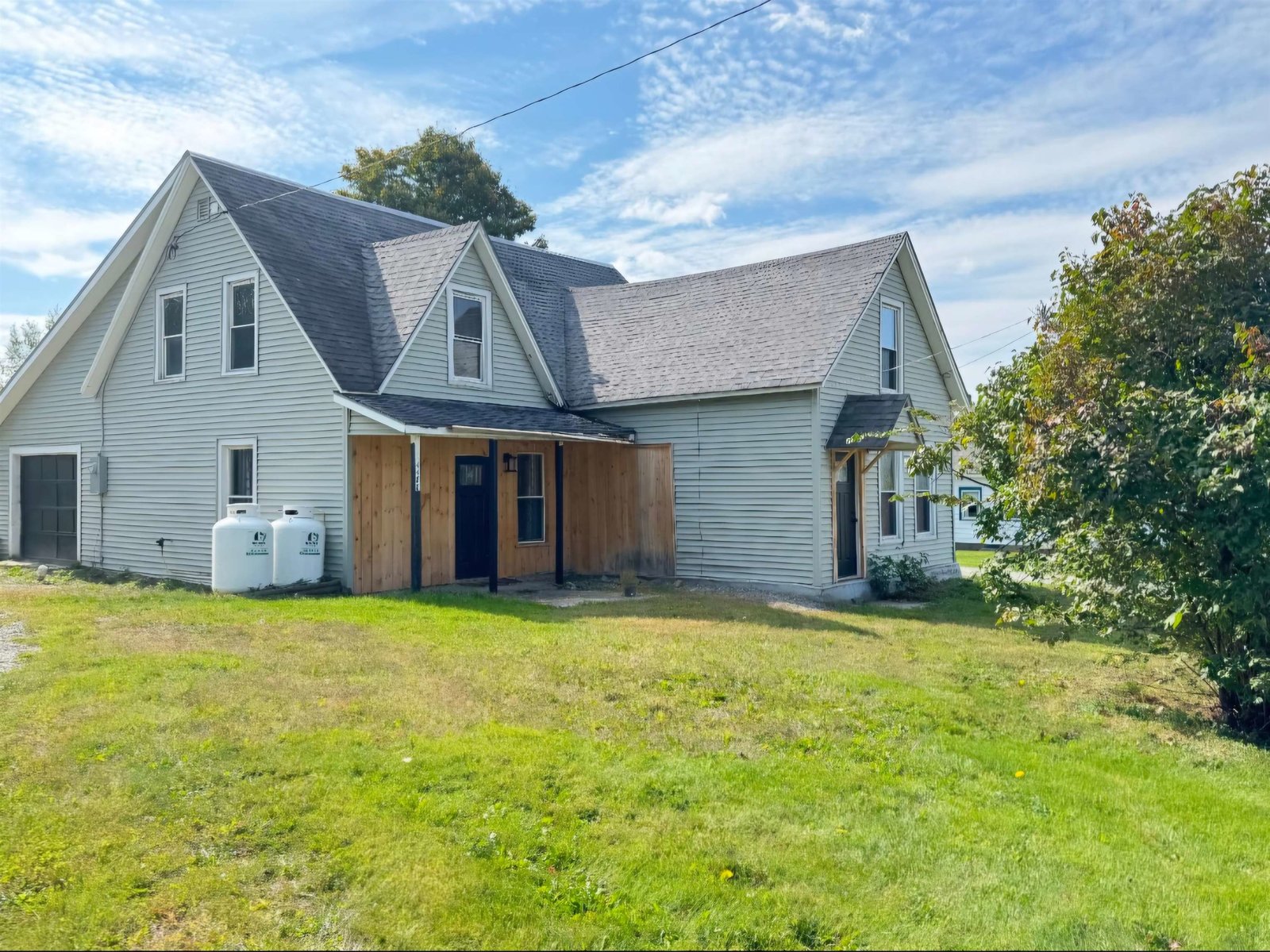 3-BR, 1.5-BA Renovated Farmhouse with garage