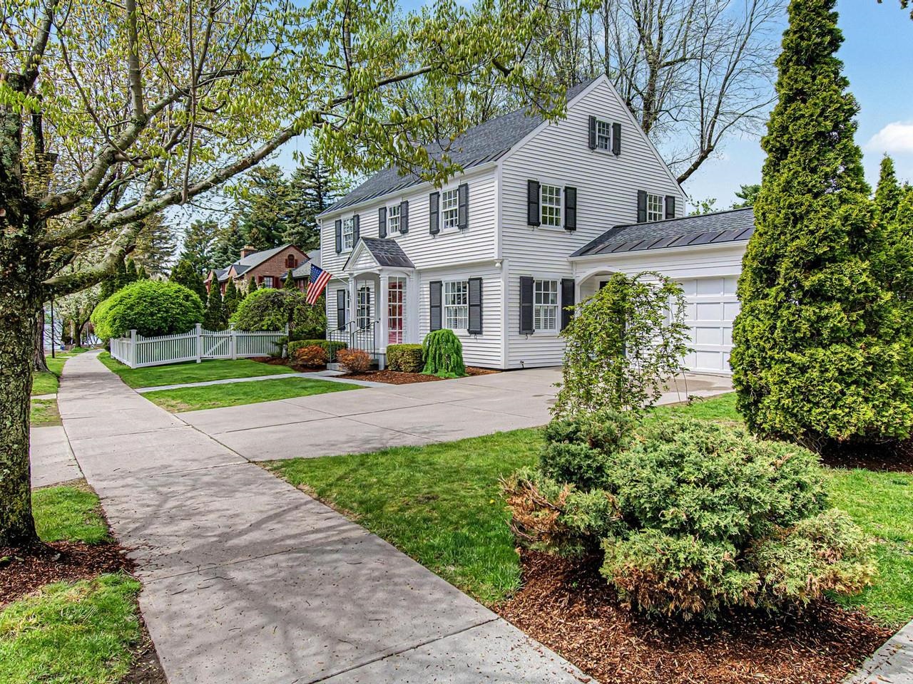 172 Deforest Road, Burlington 172 Deforest Road, Burlington