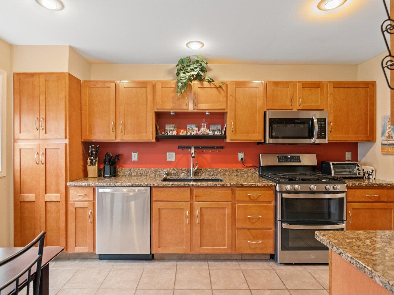 Beautiful Kitchen with Granite