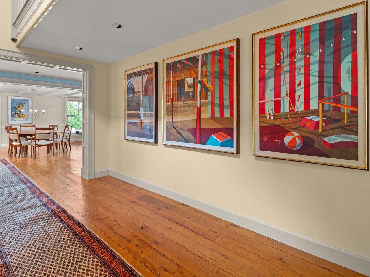 Gallery-like hallway w/oak fl