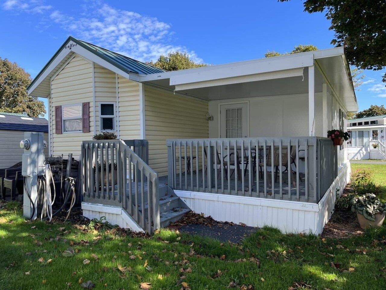 Spacious covered back deck