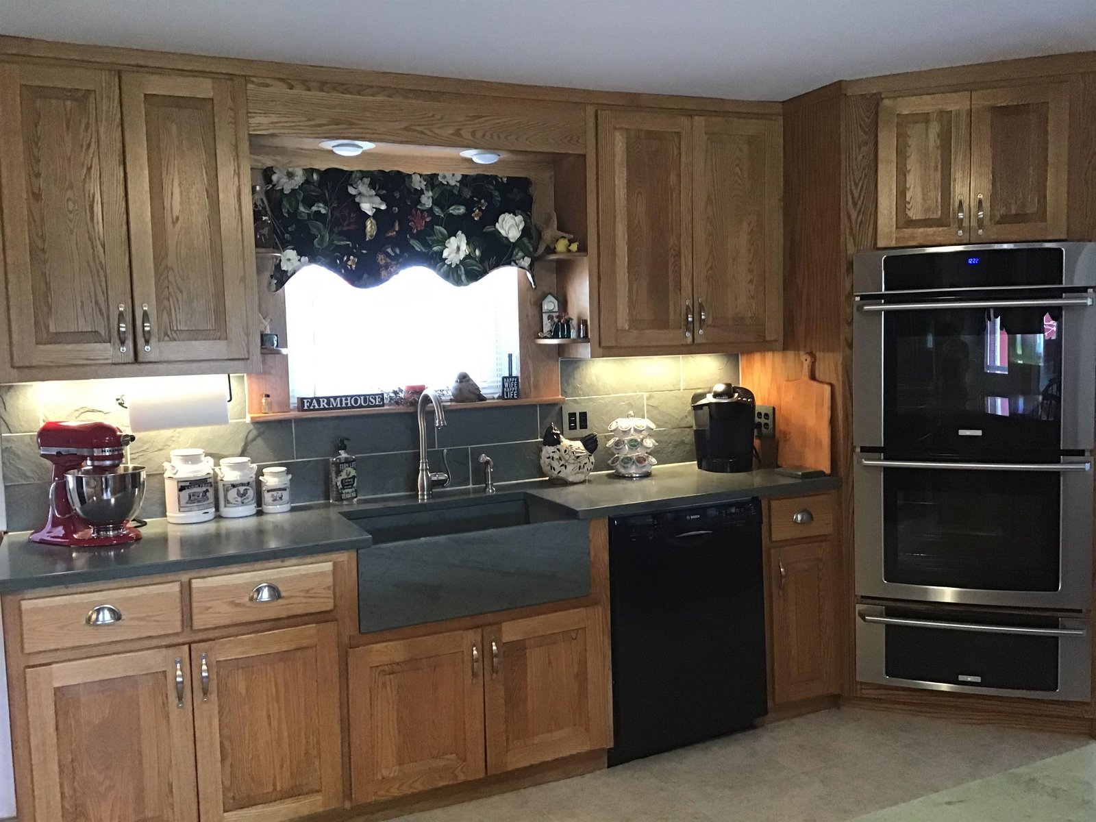 Kitchen with VT Slate Custom Oak Cabinets