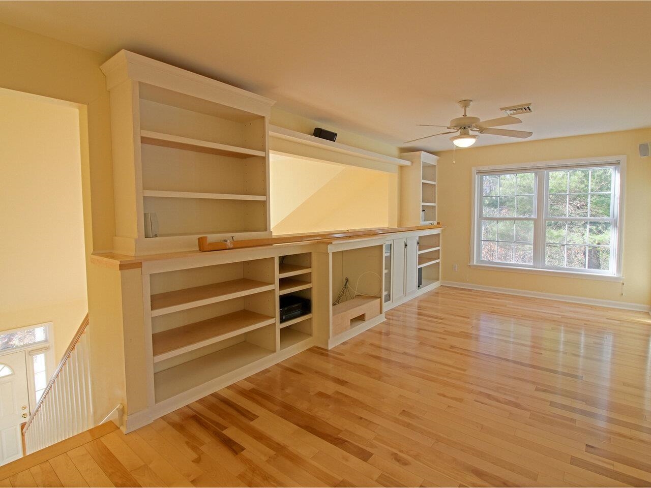 2nd Level Den with Built-ins