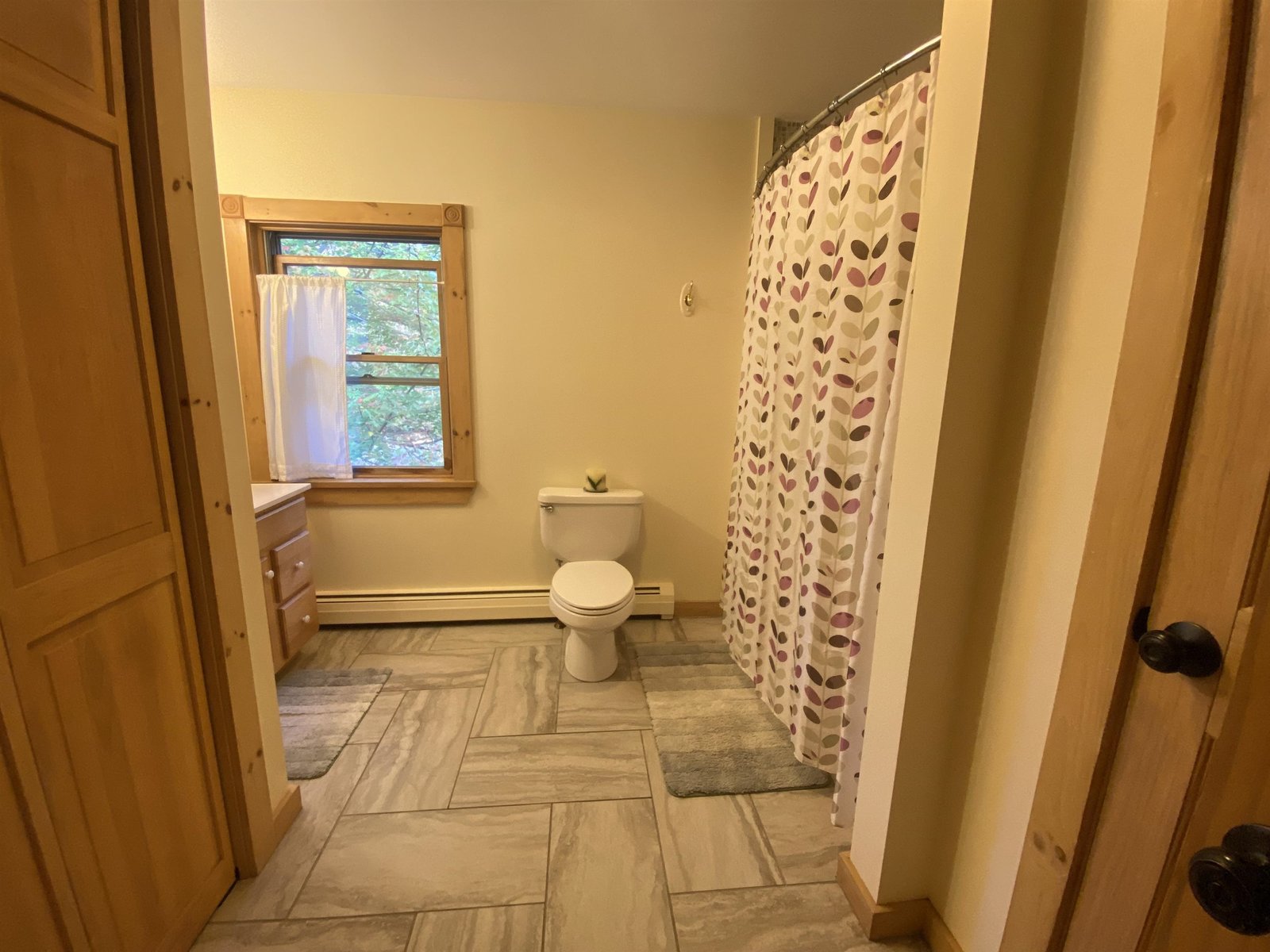 Upstairs full bath with laundry