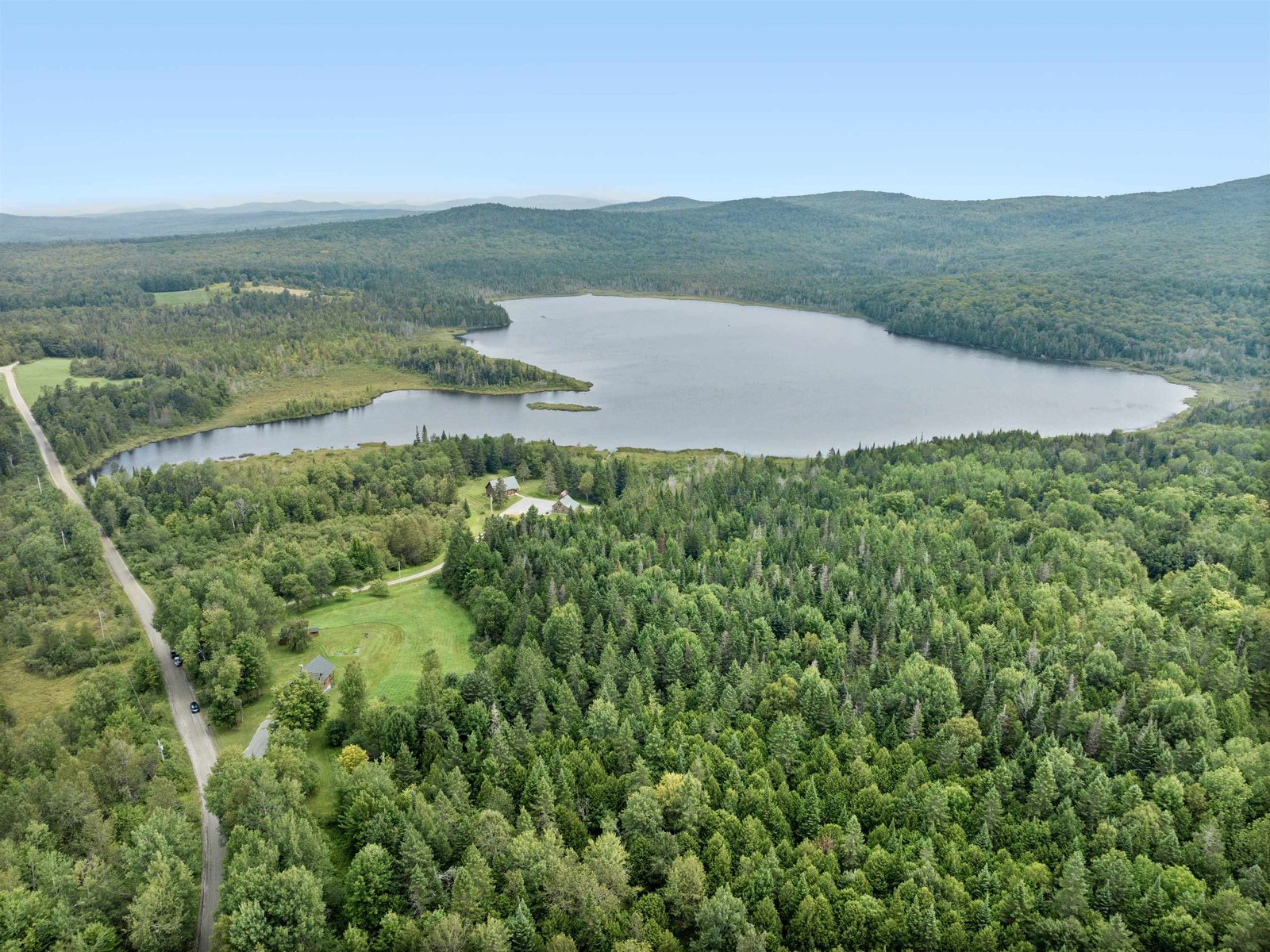 This lot abutts 2,300+ feet of Flagg Pond