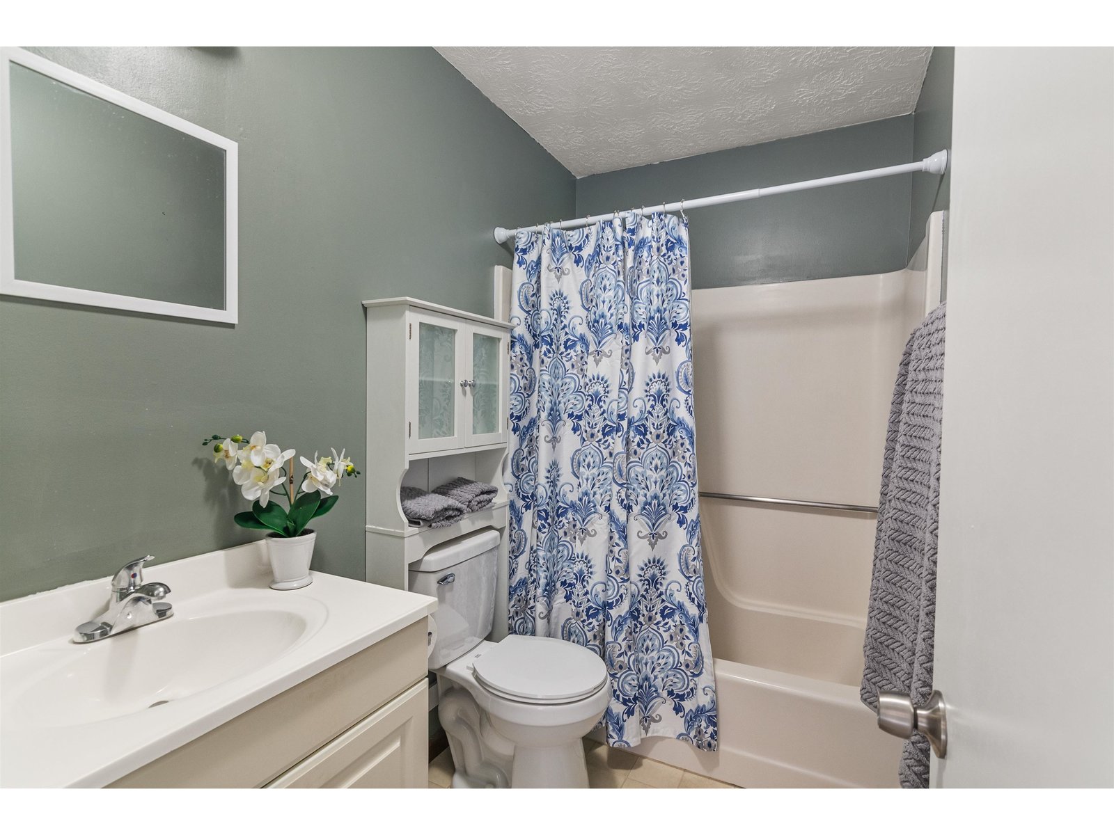 full bath with newer vanity and toilet