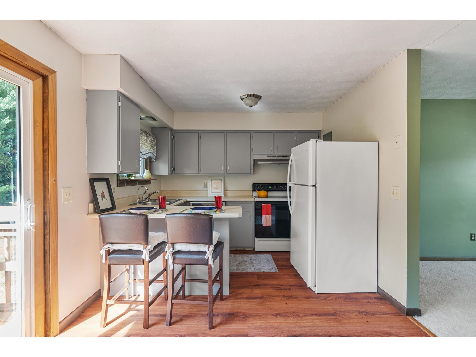 kitchen with breakfast bar