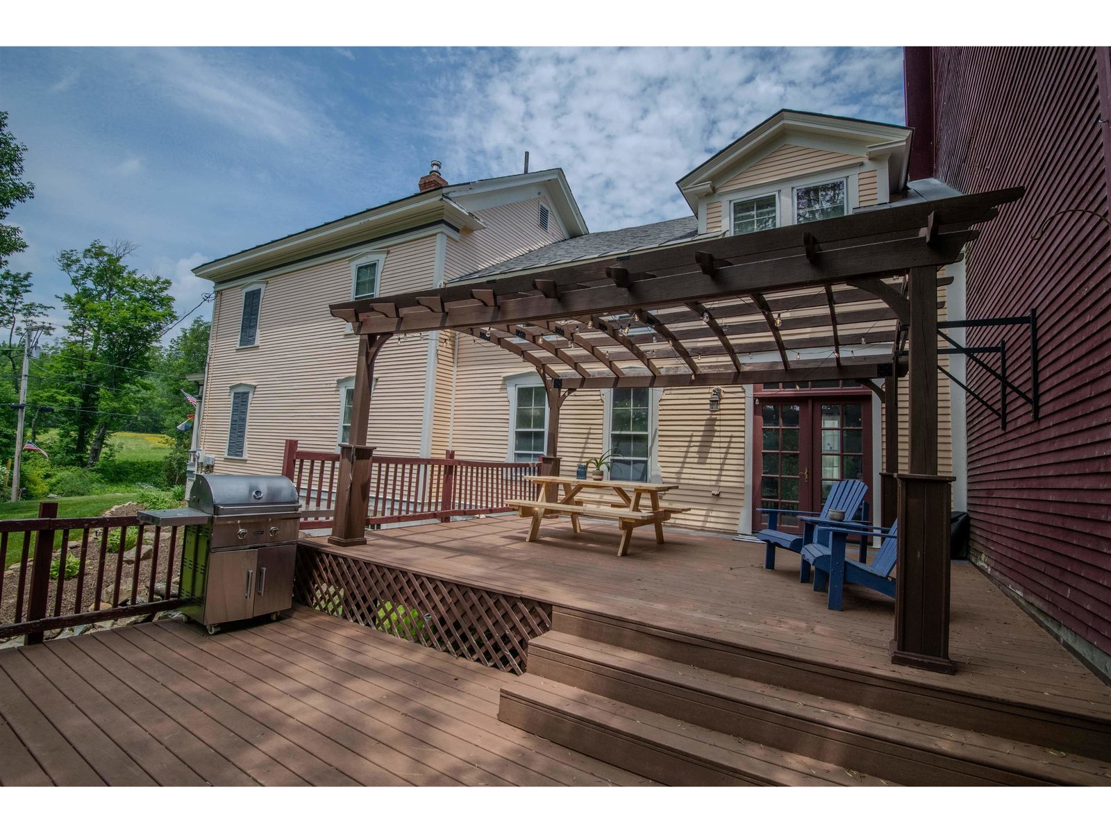 Multi level large back deck