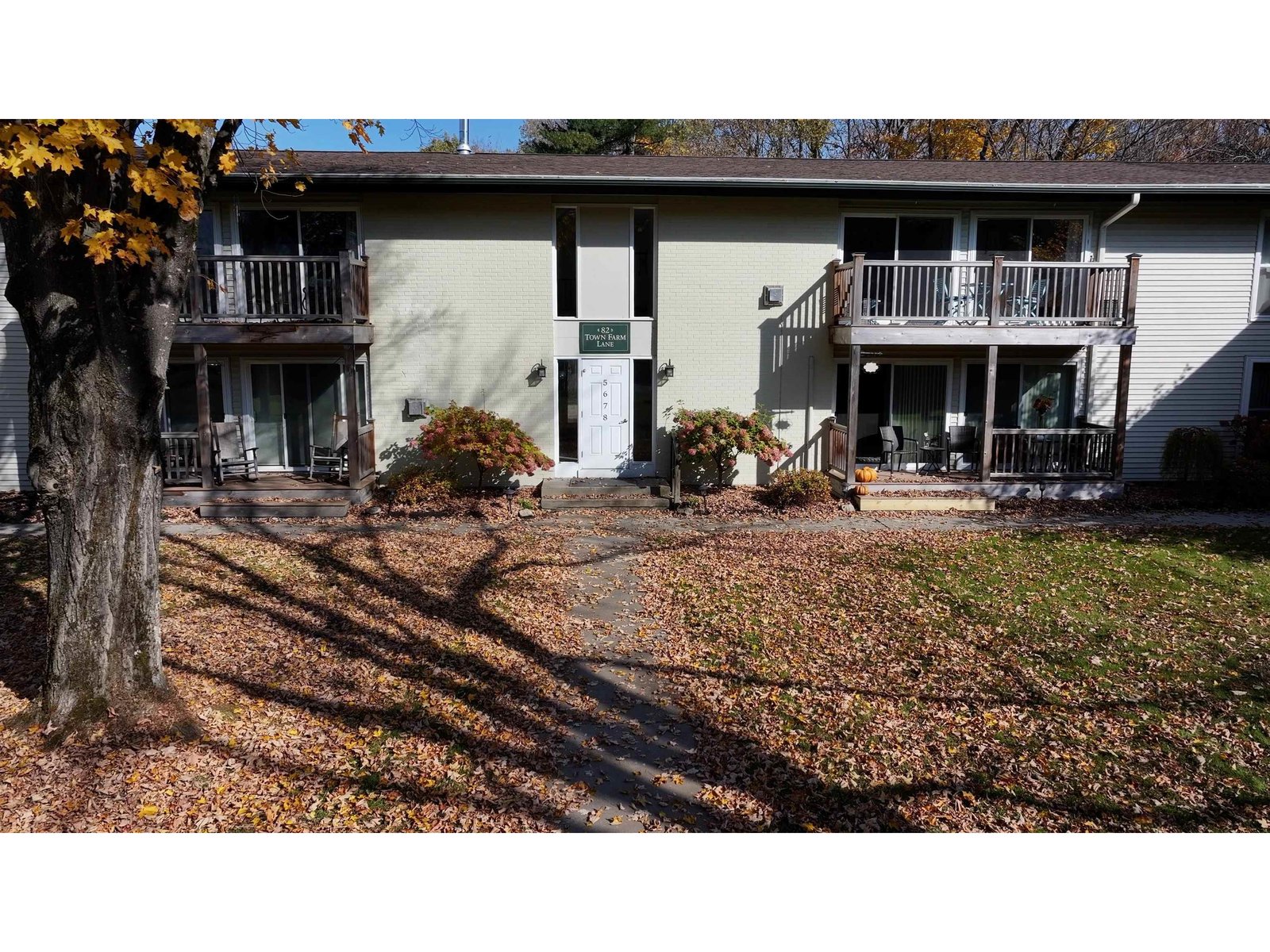 Upper level condo with balcony