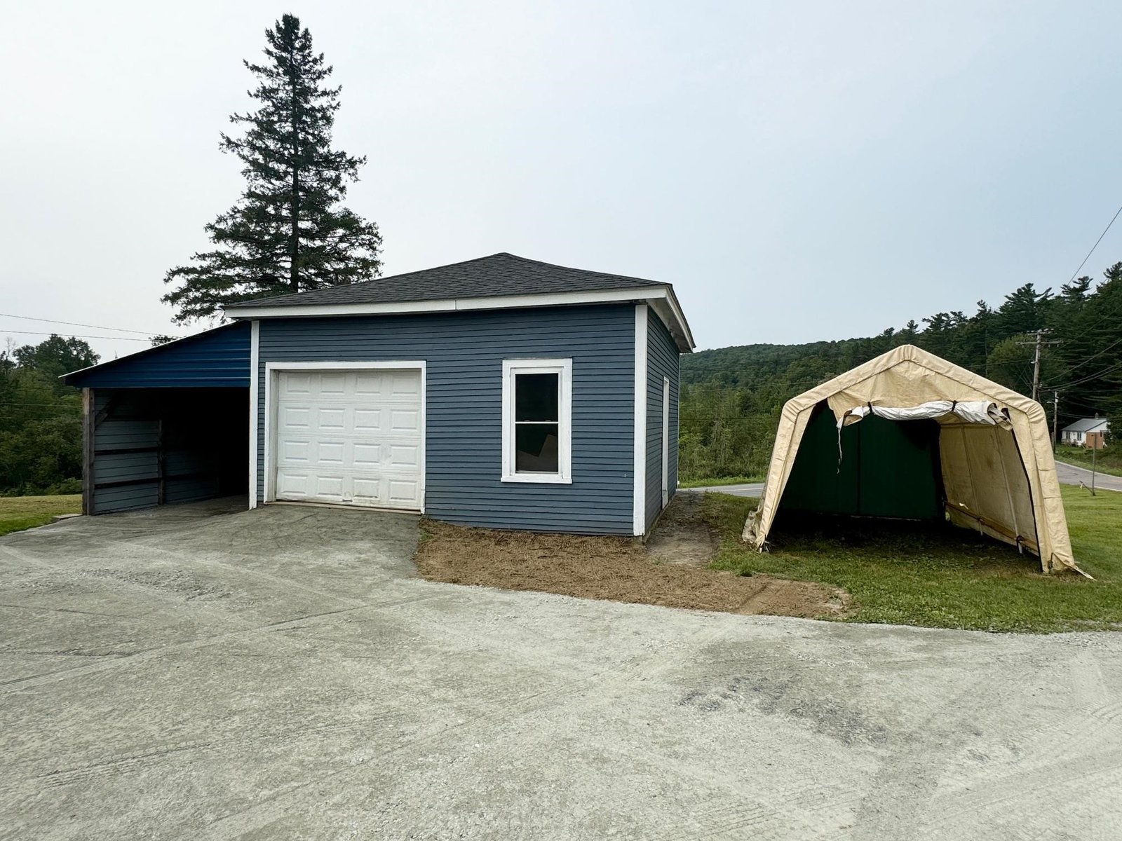 Garage/Carport