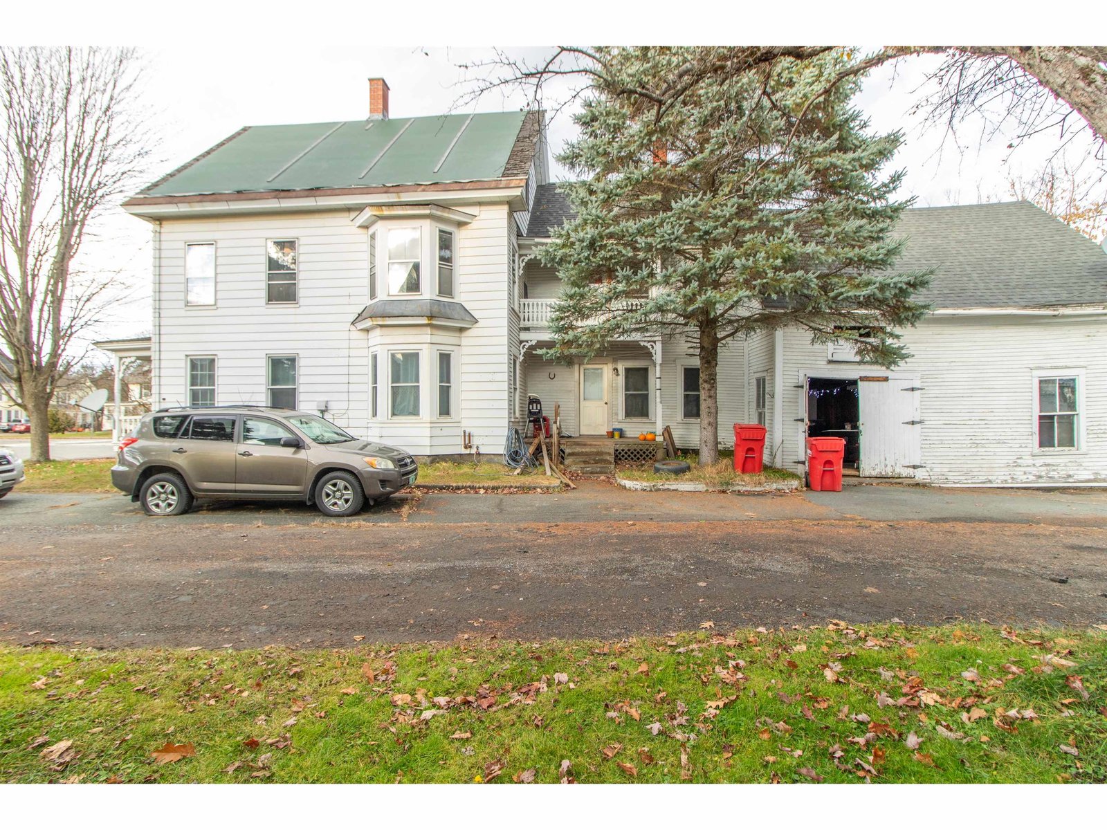 Main house with an el and Barn