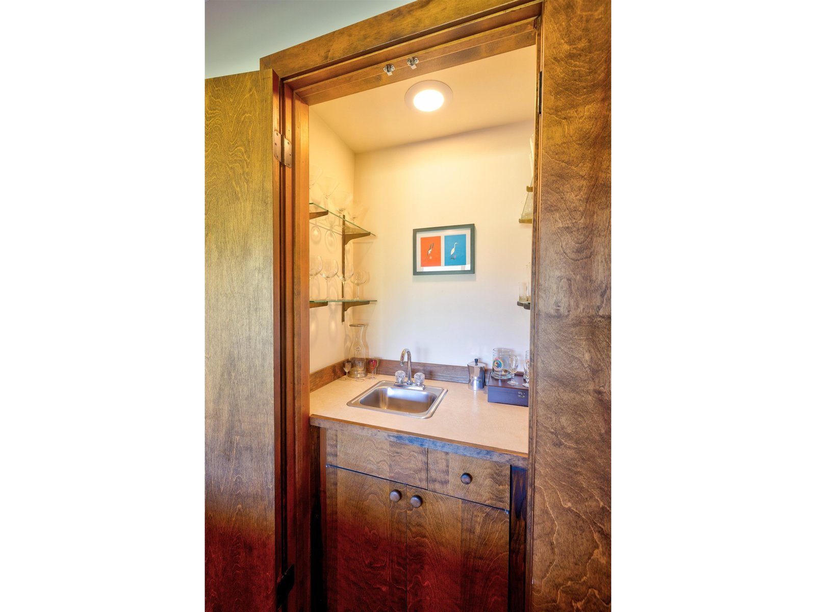 Wet bar, perfect for entertaining