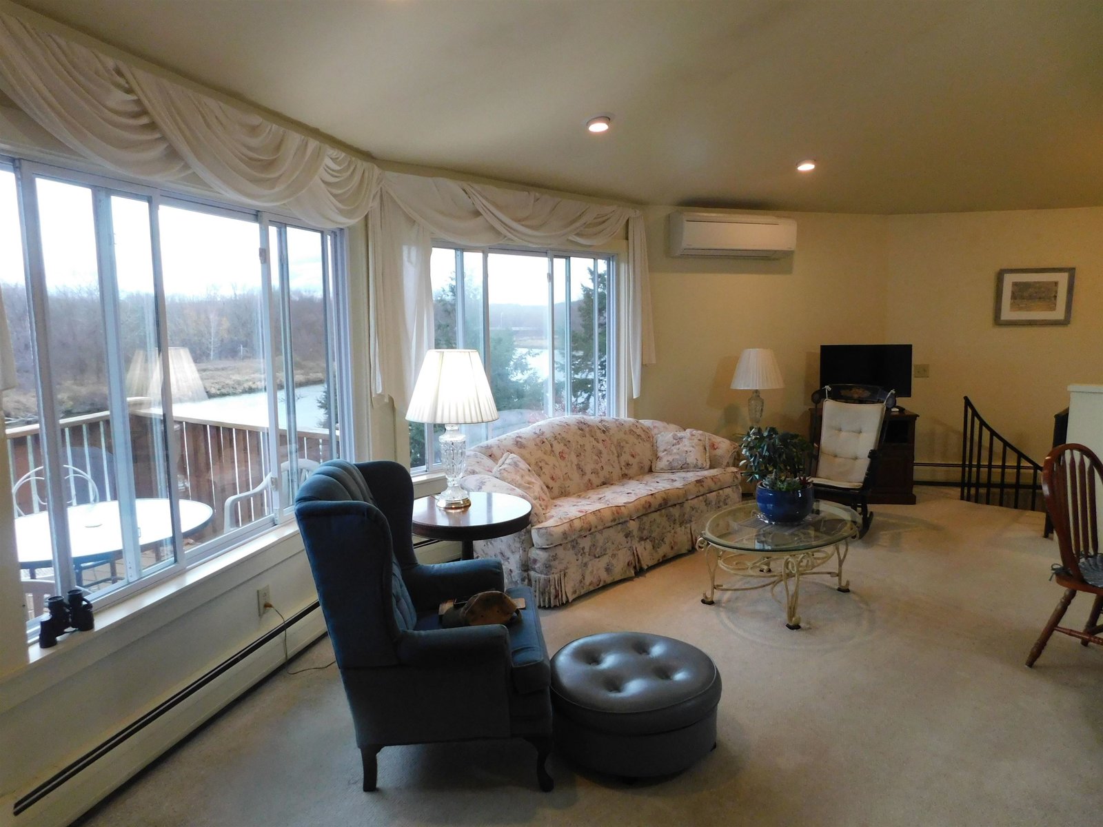 Open floorplan with great natural light.